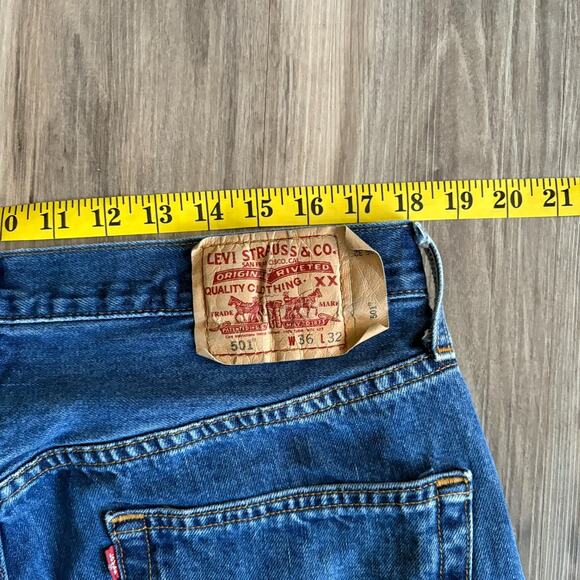 Levis 501 Jeans Mens Size 36x32 Blue Straight Button Fly Medium Wash Denim Worn - Picture 11 of 12